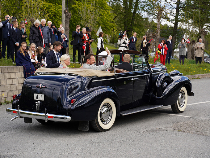 The Crown Prince and Crown Princess during a surprise visit in Asker in the 1939 Buick Roadmaster. Photo: Sara Svanemyr, The Royal Court. 